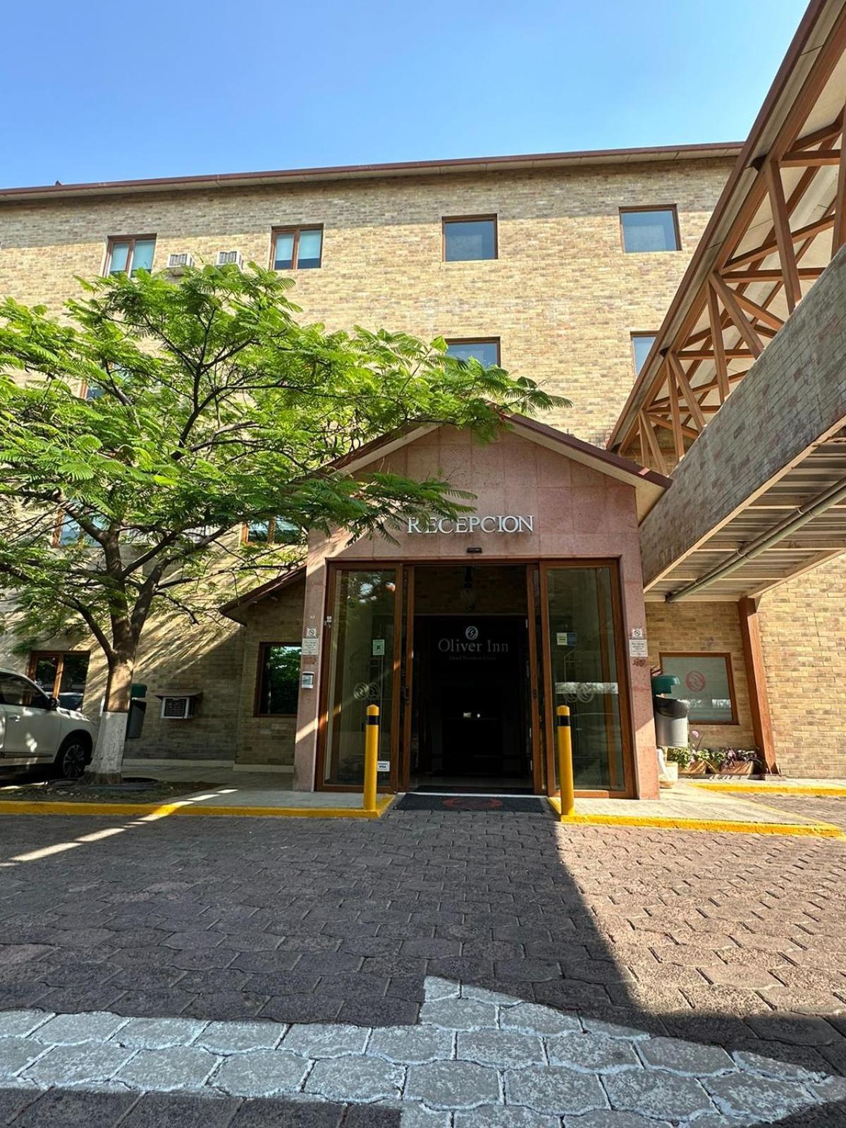 Oliver - Business Class Hotel